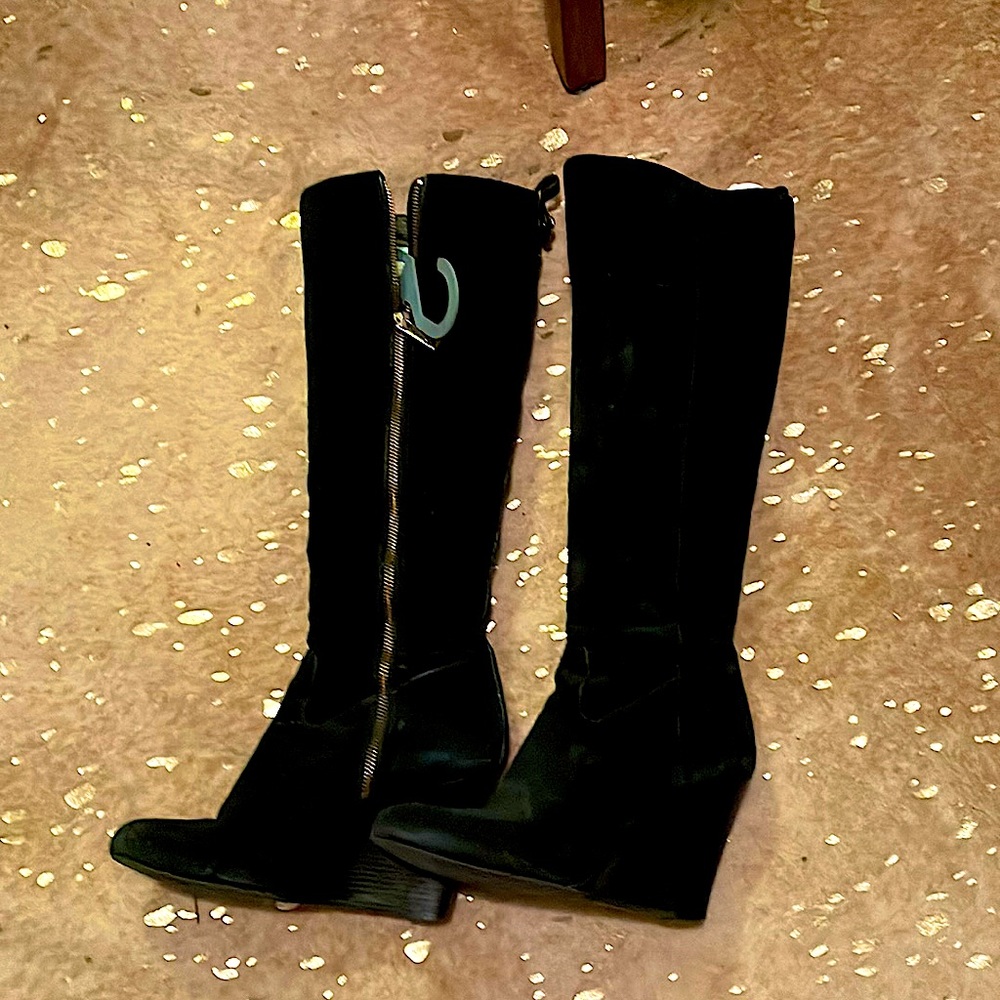Measurement
18½″ (1′ 7″, 47 cm) from heel to top of the shaft 7”wide.